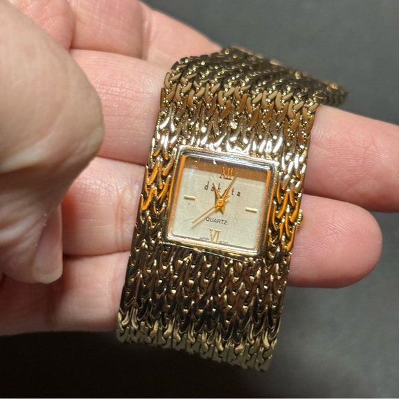 Dakota Watch Company Ladies Gold Tone Square Dial Watch Wide Bracelet Working - Picture 5 of 8